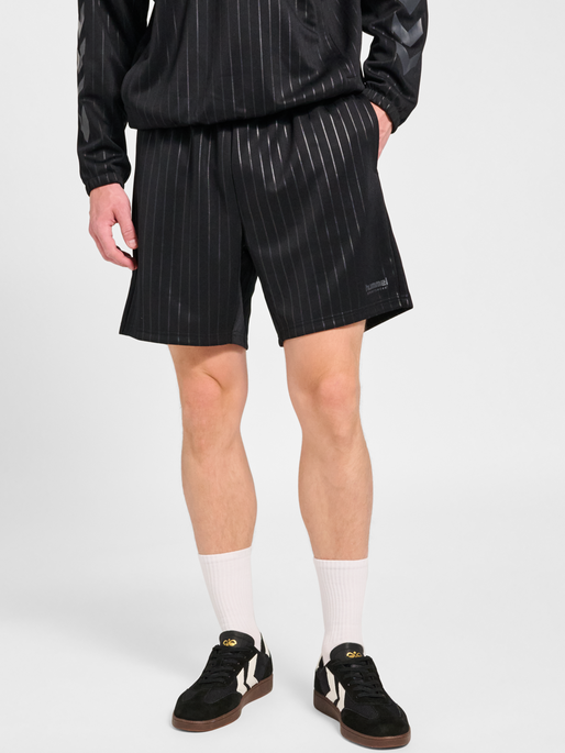 hmlSTRIPE SHORTS, BLACK, model