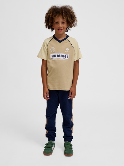 hmlROLF T-SHIRT S/S, CORNSTALK, model