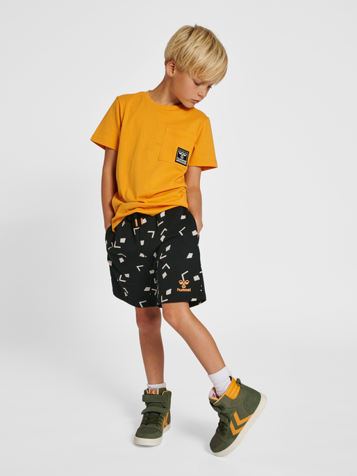 hmlELIJAH SHORTS, BLACK, model