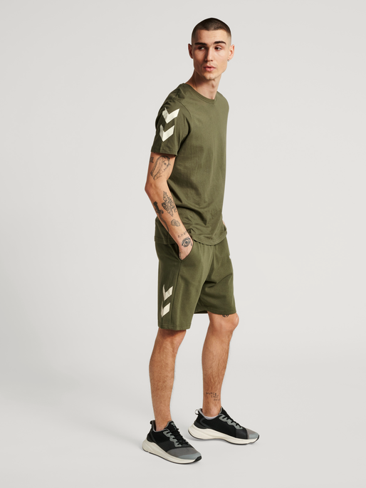 hmlLEGACY SHORTS, BEETLE, model