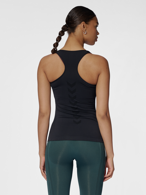 hmlTIF SEAMLESS TOP, BLACK, model