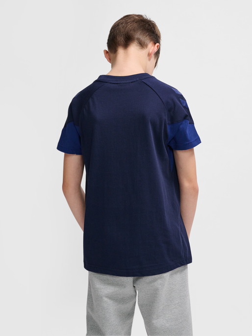 hmlTRAVEL T-SHIRT S/S KIDS, MARINE, model