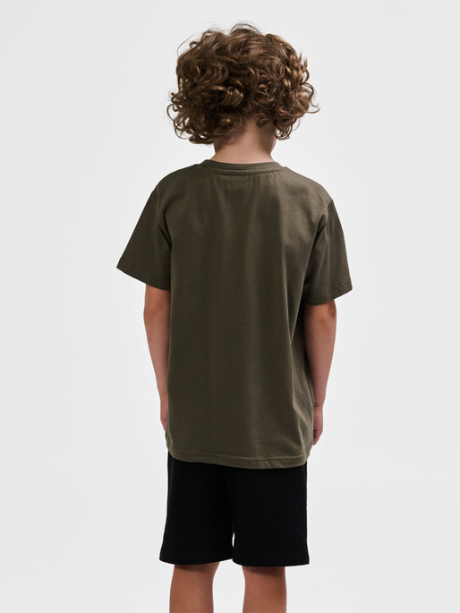 hmlTRES T-SHIRT S/S, DUSTY OLIVE, model