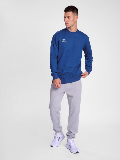 hmlGO 2.0 SWEATSHIRT, TRUE BLUE, model