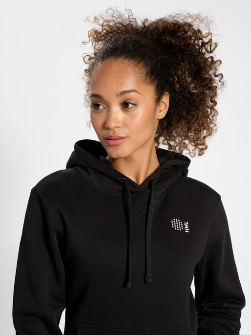 hmlCOURT COTTON HOODIE WOMAN, BLACK, model