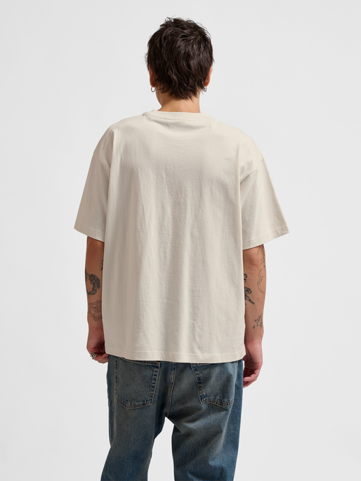 hmlLOOSE T-SHIRT S/S HEADBALL, TOFU, model