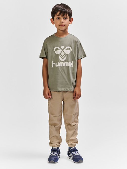 hmlTRES T-SHIRT S/S, SHADOW, model