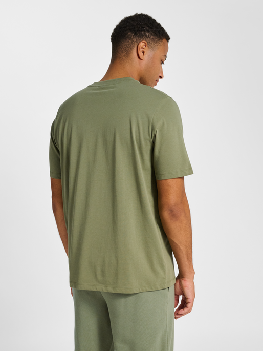 hmlPULSE T-SHIRT, DEEP LICHEN GREEN, model