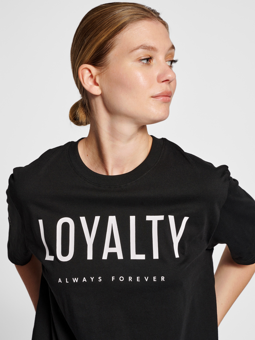 hmlLGC LOYALTY T-SHIRT, 2001, model