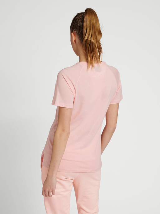 hmlNONI 2.0 T-SHIRT, CHALK PINK, model