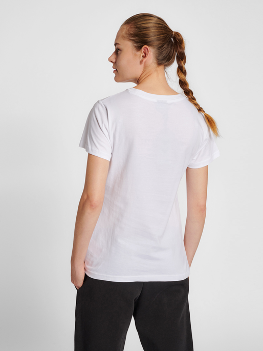 hmlRED HEAVY T-SHIRT S/S WOMAN, WHITE, model
