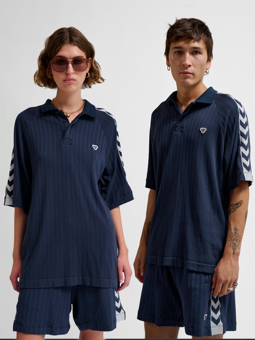 hmlARCHIVE LOOSE POLO SHIRT S/S, BLACK IRIS, model