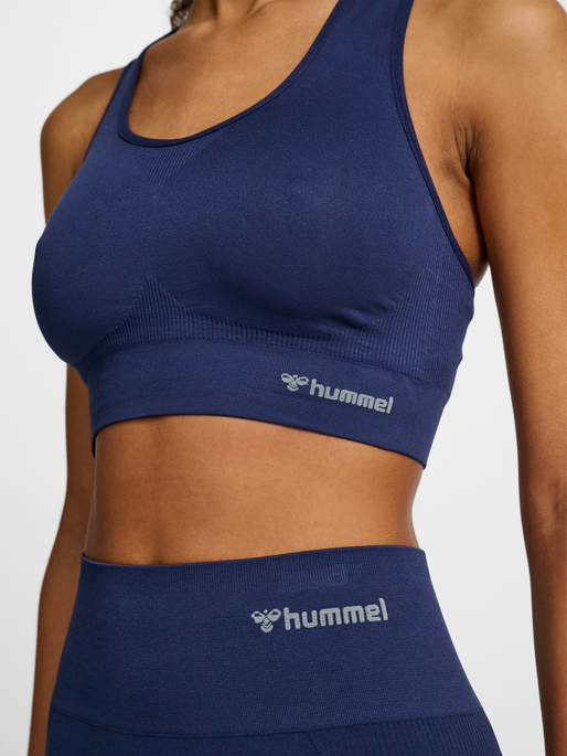 hmlTIF SEAMLESS SPORTS TOP, BLACK IRIS, model