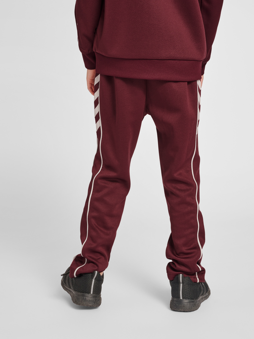 hmlTRACK TRACKSUIT, WINDSOR WINE, model