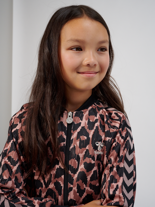 hmlAMMI ZIP JACKET, ADOBE ROSE, model