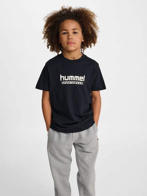 hmlJR BASE T-SHIRT S/S, BLACK, model