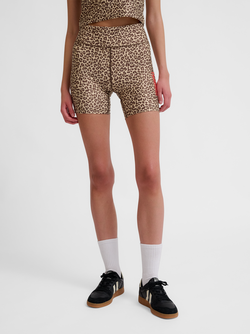 hmlFAST MID WAIST TIGHT SHORTS, BOULDER, model