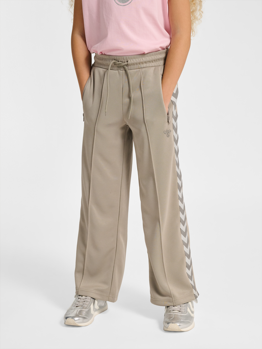 hmlJR WIDE LEG POLY TAPE PANTS, ROCK RIDGE, model