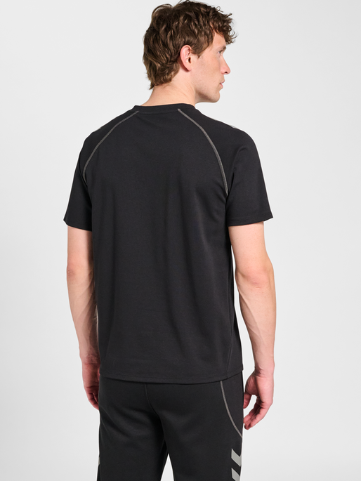 hmlMOVE 2.0 T-SHIRT S/S, BLACK, model
