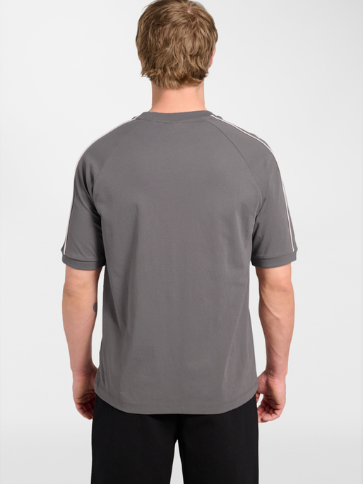hmlCLUB REST DAY T-SHIRT S/S, CHARCOAL GRAY, model
