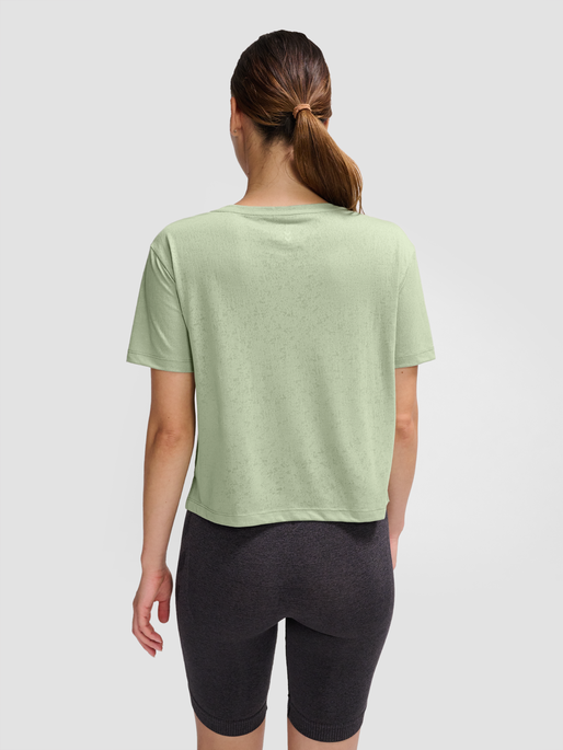 hmlMT LIGHT BURNOUT T-SHIRT, SEAGRASS, model