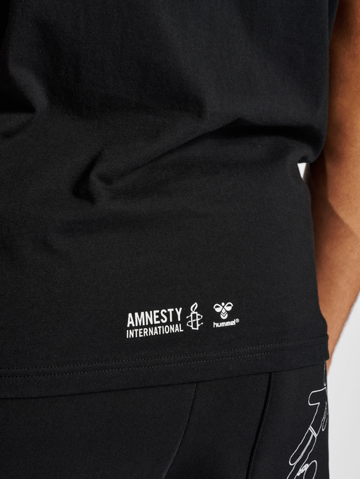 hmlAMNESTY T-SHIRT, 2001, model
