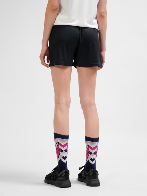 hmlGRAPHIC UNIVERSE SHORTS WOMAN, BLACK, model