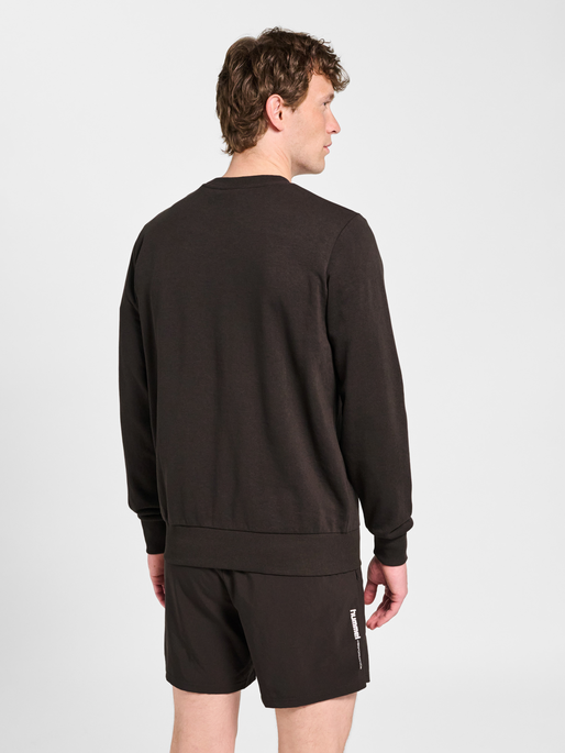 hmlPULSE SWEAT CREWNECK, AFTER DARK, model