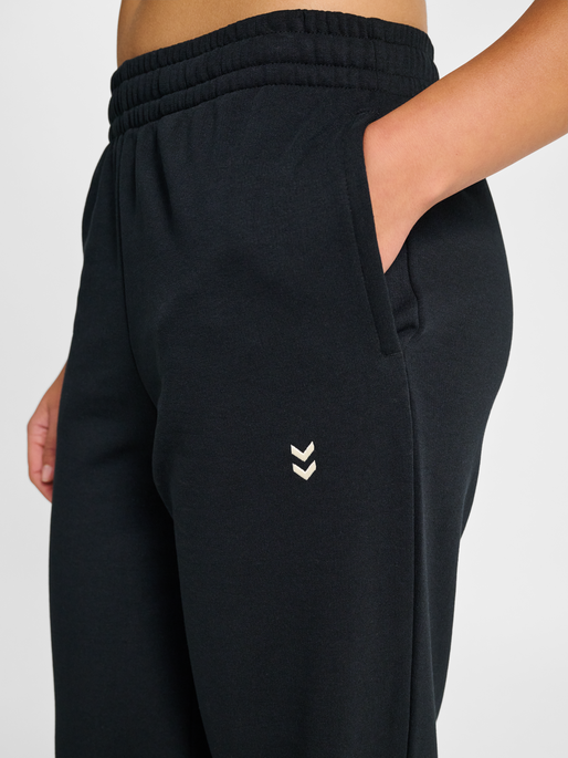hmlPULSE WIDE W SWEAT PANTS, BLACK hmlPULSE WIDE W SWEAT PANTS, BLACK, model