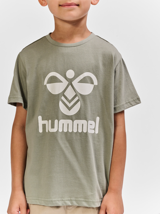 hmlTRES T-SHIRT S/S, SHADOW, model