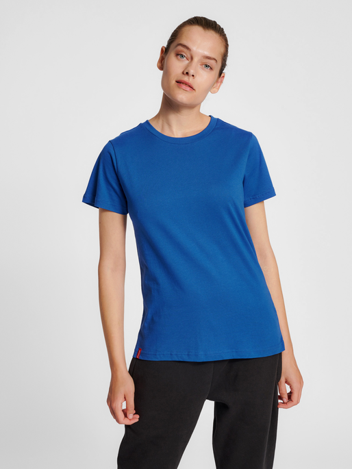 hmlRED BASIC T-SHIRT S/S WOMAN, TRUE BLUE, model