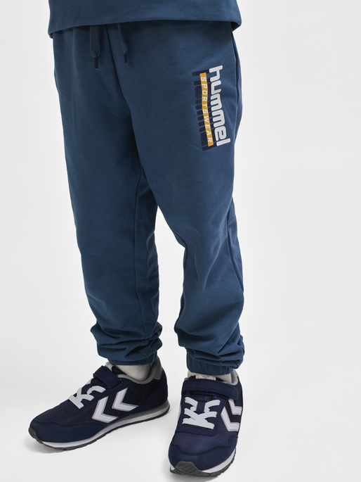 hmlTUKAS PANTS, BERING SEA, model