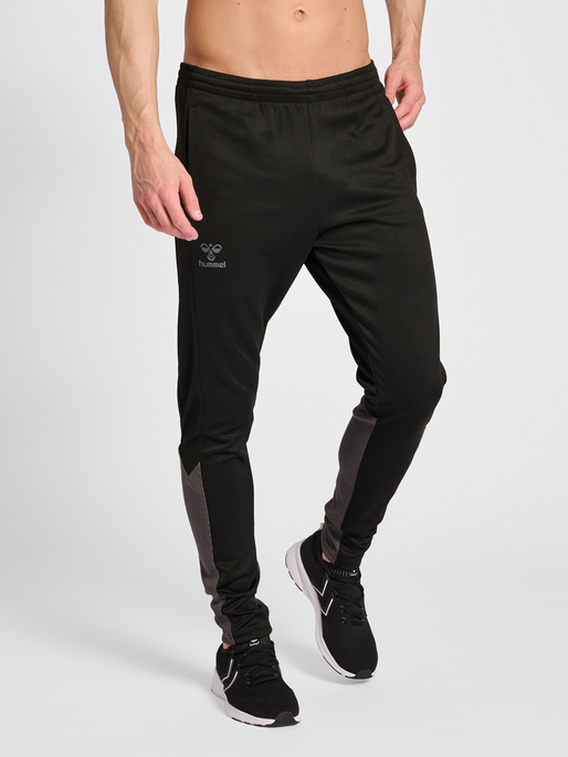 hmlONGRID POLY PANTS, JET BLACK/FORGED IRON, model