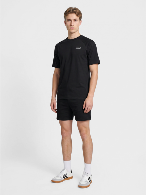 hmlKEEPER GRAPHIC T-SHIRT S/S, BLACK/SURF THE WEB, model