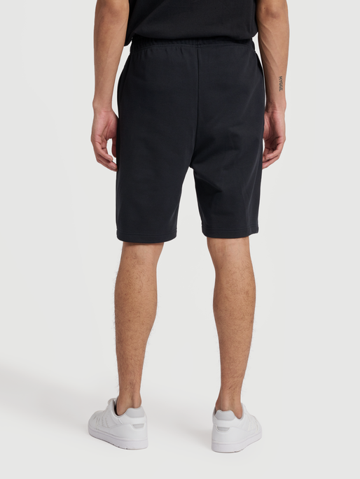 hmlHIVE WADE SWEATSHORTS, 2001, model
