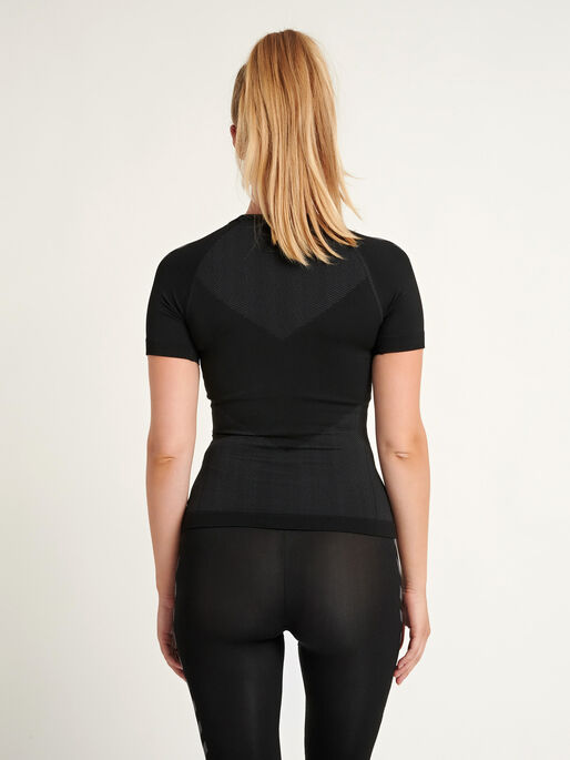 HUMMEL FIRST SEAMLESS JERSEY S/S W, BLACK, model