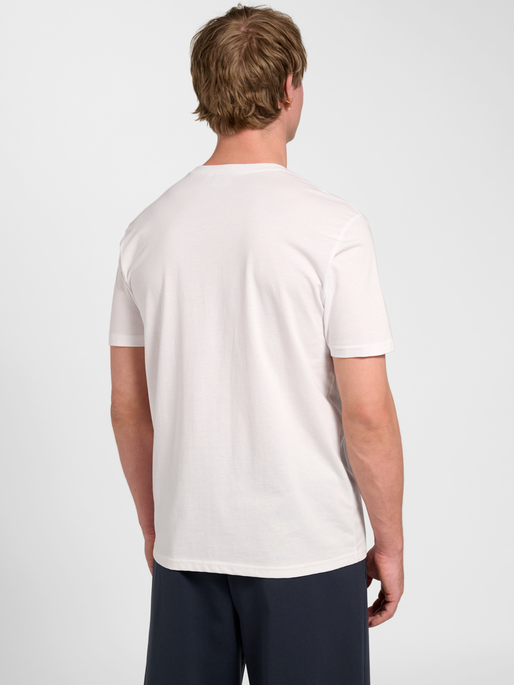 hmlPULSE GRAPHIC T-SHIRT S/S, WHITE/SURF THE WEB, model