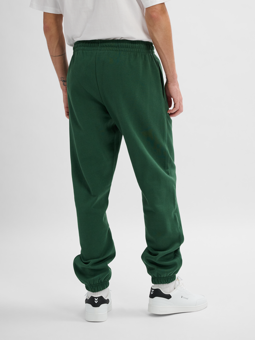 hmlFELIX REGULAR PANTS, DARK GREEN, model