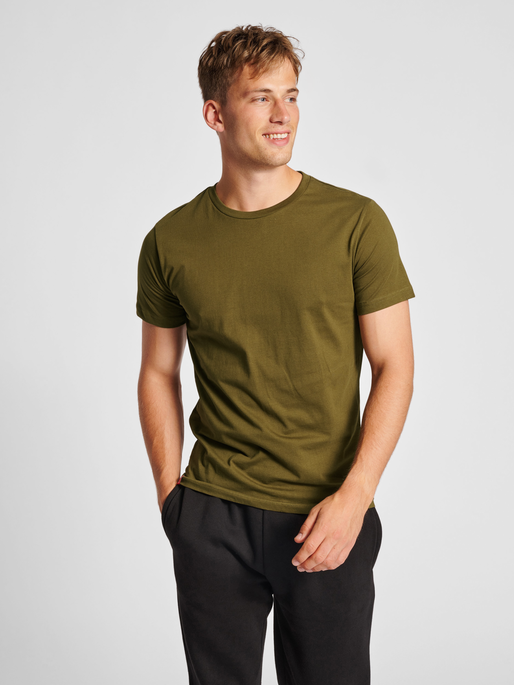 hmlRED BASIC T-SHIRT S/S, DARK OLIVE, model