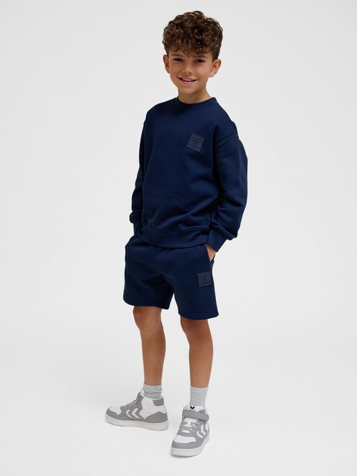 hmlCLEAN SWEATSHIRT, BLACK IRIS, model