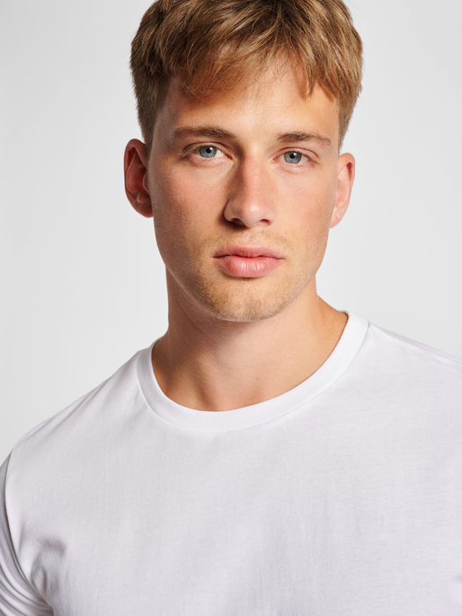 hmlRED BASIC T-SHIRT S/S, WHITE, model