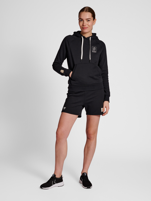 hmlGG12 SWEAT SHORTS WOMAN, BLACK, model