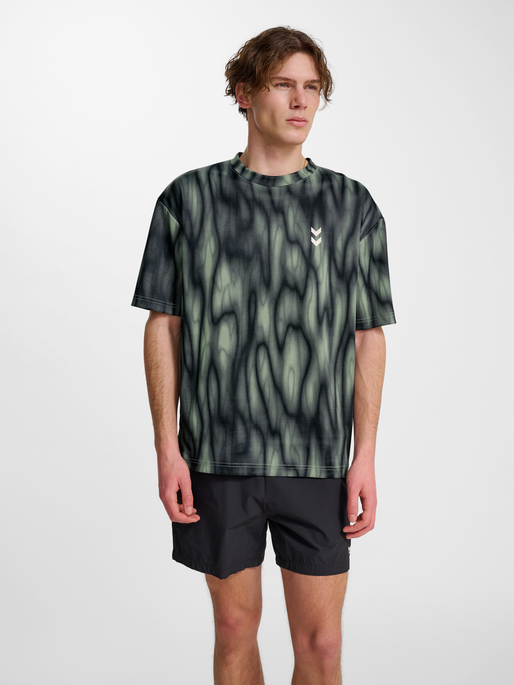 hmlHIIT AOP LOOSE T-SHIRT S/S, SEAGRASS, model