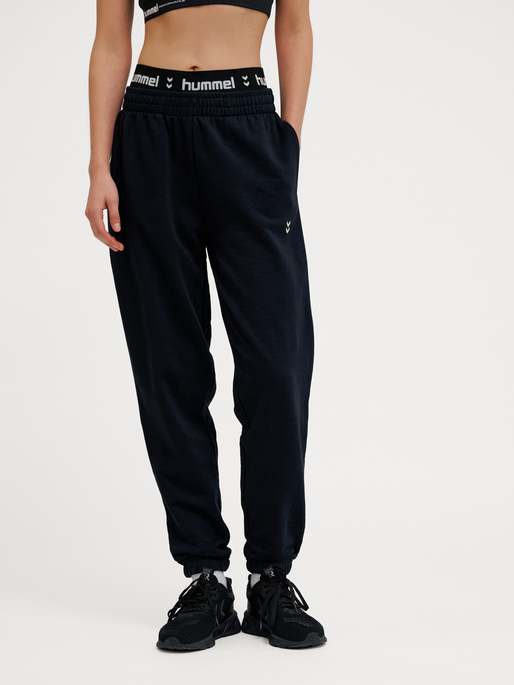 hmlPULSE W SWEAT PANTS, BLACK, model