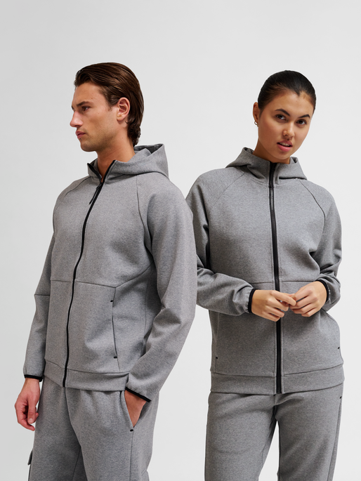 hmlTECH FLEECE REGULAR ZIP HOODIE, GREY MELANGE, model