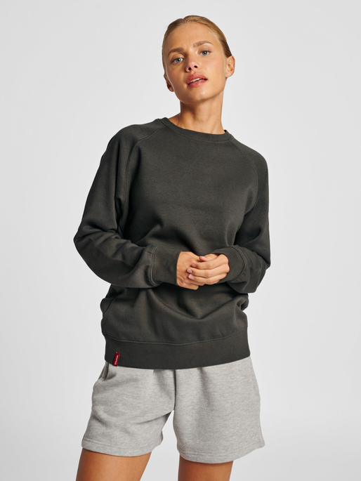 hmlRED CLASSIC SWEATSHIRT WOMAN, RAVEN, model