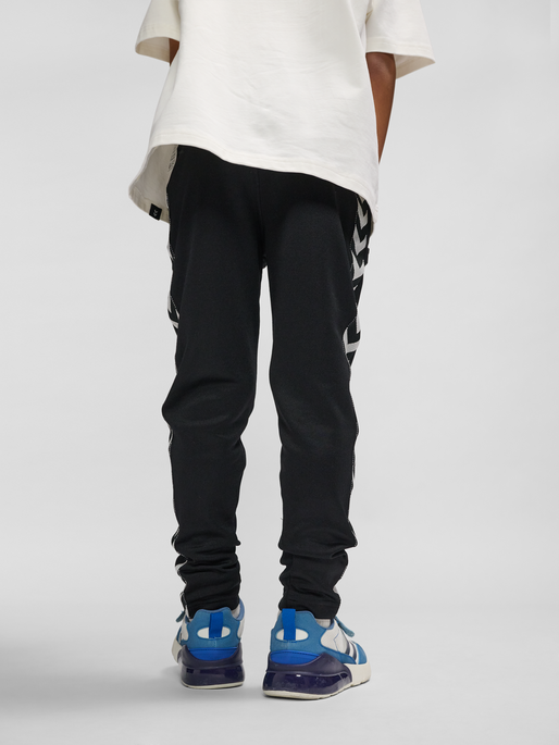 hmlNEWI PANTS, BLACK, model