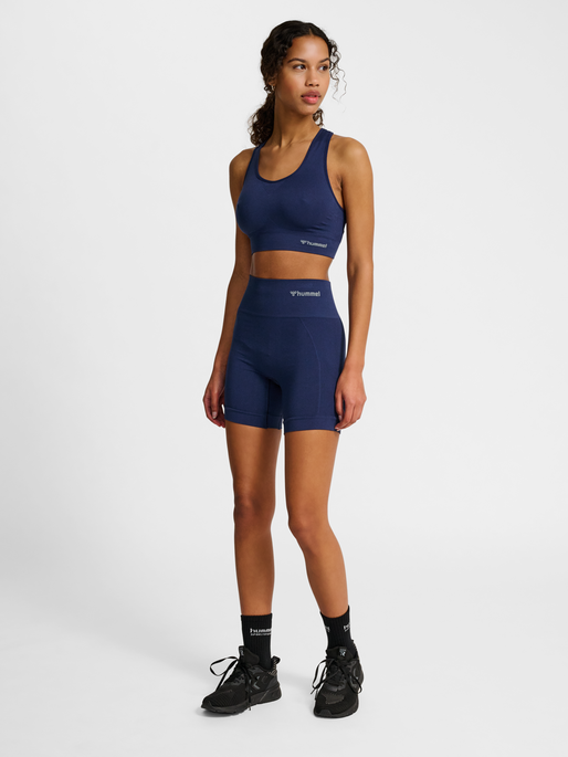 hmlTIF SEAMLESS SPORTS TOP, BLACK IRIS, model