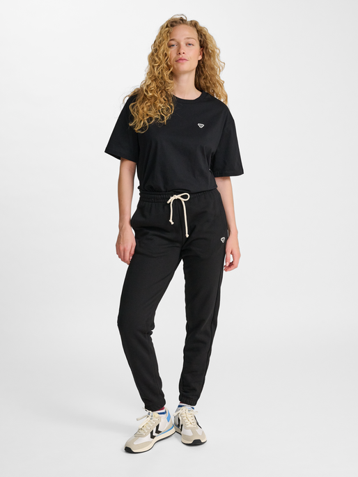 hmlREGULAR SWEATPANT BEE, BLACK, model