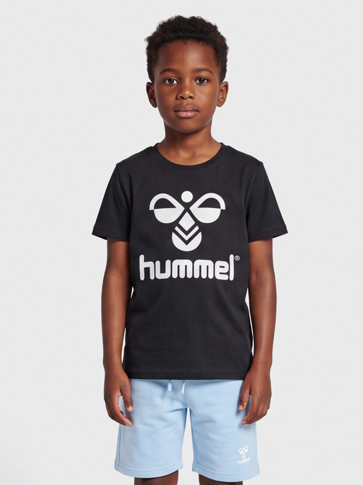 hmlTRES T-SHIRT S/S, BLACK, model